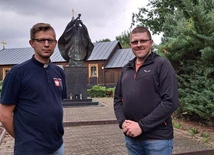 Na spotkanie zapraszają ks. Grzegorz Opiela i Bartosz Sałaj.