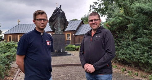 Na spotkanie zapraszają ks. Grzegorz Opiela i Bartosz Sałaj.