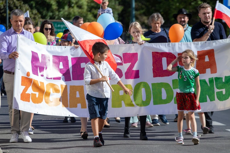 Na czele pochodu niesiony był baner, a uczestnicy dostali baloniki i flagi.