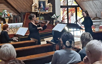 Zespół Music in My Mind w kościele Znalezienia Krzyża Świętego. 