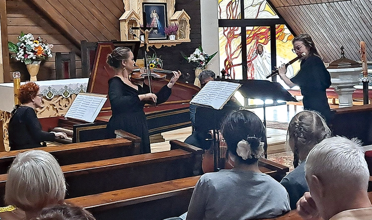 Zespół Music in My Mind w kościele Znalezienia Krzyża Świętego. 