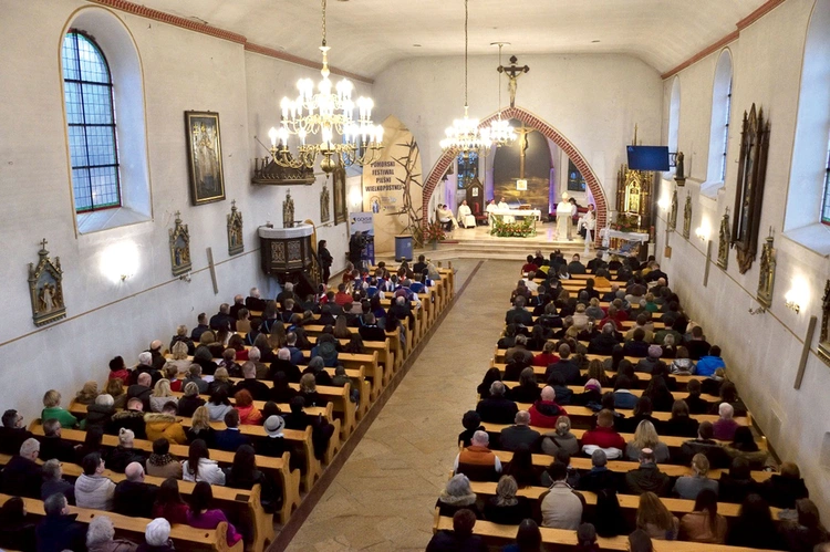 Obiekt, choć wielokrotnie przebudowywany, zachował ślady wielu epok.