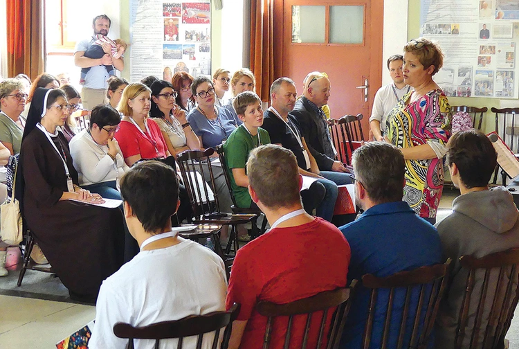  Uczestnicy zajęć w konkatedralnej auli Domu Katolickiego.