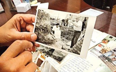 Na historycznym zdjęciu: ks. prał. Józef Szczypta nad planami budowy świątyni. 