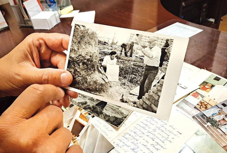 Na historycznym zdjęciu: ks. prał. Józef Szczypta nad planami budowy świątyni. 