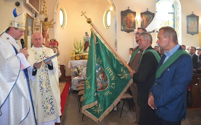 Podczas liturgii abp Wojda poświęcił sztandar Męskich Róż Różańcowych im. św. Izydora. 