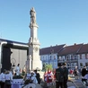 Uroczystości rocznicowe  pod pomnikiem na toszeckim rynku. 