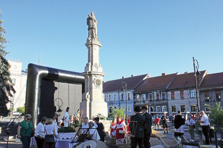 Uroczystości rocznicowe  pod pomnikiem na toszeckim rynku. 