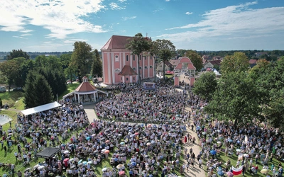 Plac przy bazylice wypełnił się wiernymi.