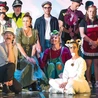 Aktorzy teatru Razem na scenie pilskiego domu kultury.