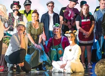 Aktorzy teatru Razem na scenie pilskiego domu kultury.