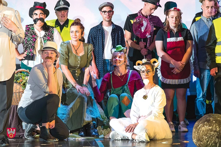 Aktorzy teatru Razem na scenie pilskiego domu kultury.