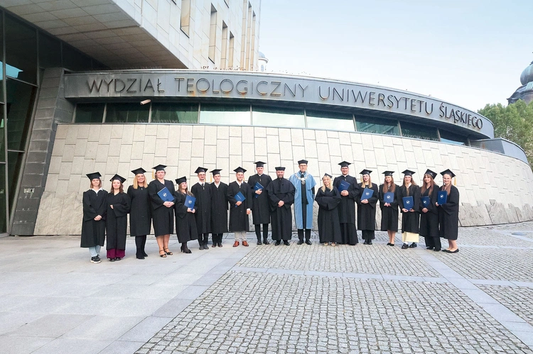 Pamiątkowe zdjęcie uczestników spotkania z profesorami.