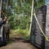 O. Kulig pobłogosławił obelisk z tekstem modlitwy św. Franciszka.