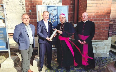 Skarb znaleziony  w kapsule czasu łączy sferę duchową i świecką dawnych  oraz obecnych mieszkańców miasta.