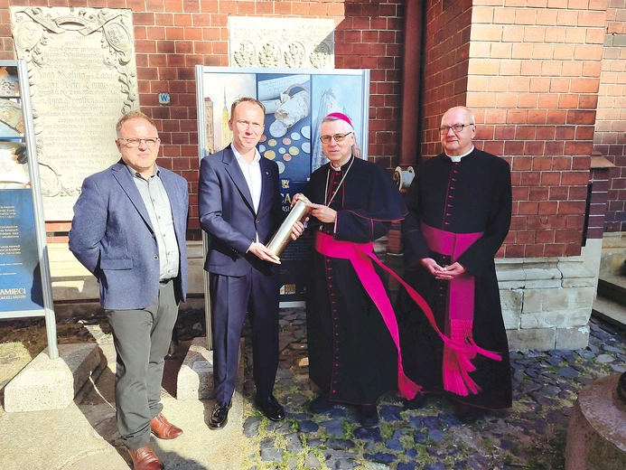 Skarb znaleziony  w kapsule czasu łączy sferę duchową i świecką dawnych  oraz obecnych mieszkańców miasta.