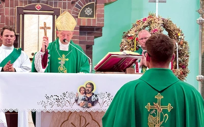 Ks. Gamza otrzymał krzyż misyjny z rąk bp. Grzegorza Olszowskiego.