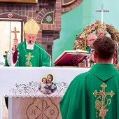 Ks. Gamza otrzymał krzyż misyjny z rąk bp. Grzegorza Olszowskiego.