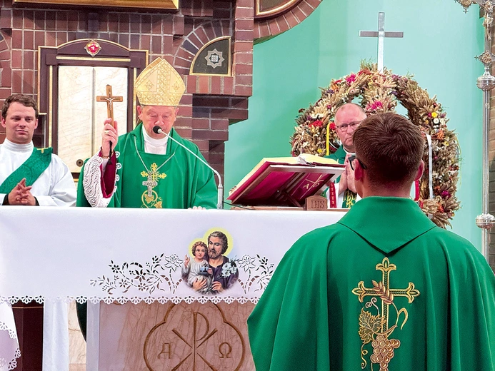 Ks. Gamza otrzymał krzyż misyjny z rąk bp. Grzegorza Olszowskiego.