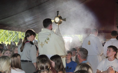 Uczestnicy mieli możliwość bliskiej adoracji Najświętszego Sakramentu. 