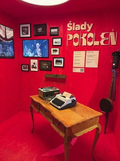 Jubileuszowa prezentacja przypomina także postać Adolfa Dygacza, muzykologa i folklorysty, którego dziełem życia było zbieranie pieśni ludowych na Górnym Śląsku.