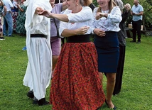Jubileuszowa potańcówka proboszcza z gaździnami. 