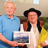 Kazimierz Tischner (z lewej), brat Józefa, i ks. Zbigniew Pytel, autor albumu „Między niebem a ziemią. Tischner – tajemnice górskiego piękna”.