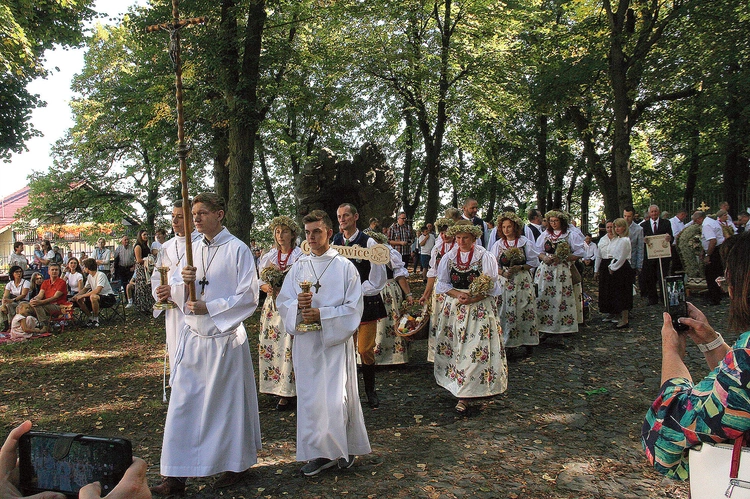 Procesja wejścia na Mszę św. dożynkową.