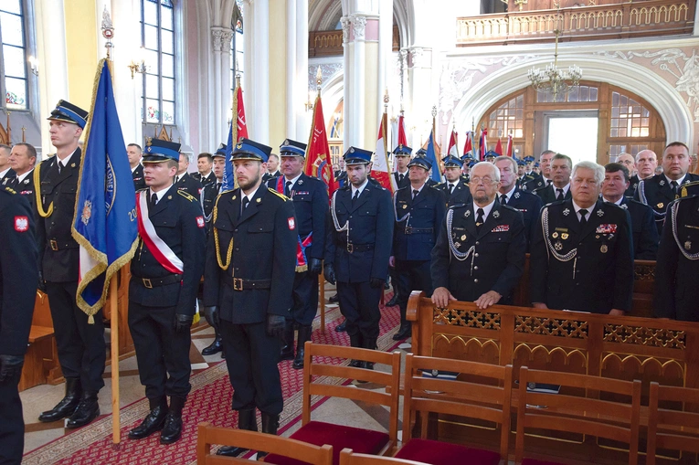 Strażacka brać w czasie Eucharystii w świątyni katedralnej.