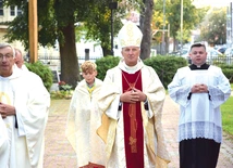 Procesja wejścia z udziałem biskupa radomskiego.