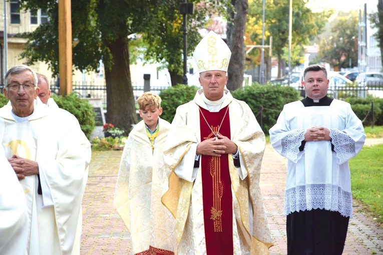Procesja wejścia z udziałem biskupa radomskiego.