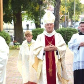 Procesja wejścia z udziałem biskupa radomskiego.