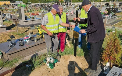 Montowanie krucyfiksu przez Rycerzy Kolumba.