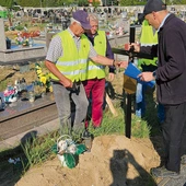 Montowanie krucyfiksu przez Rycerzy Kolumba.