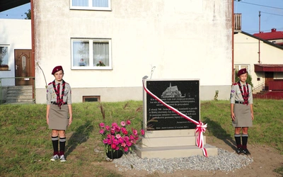 Tablica upamiętniła znaczący jubileusz.