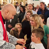 Wierni mogli ucałować relikwiarz.