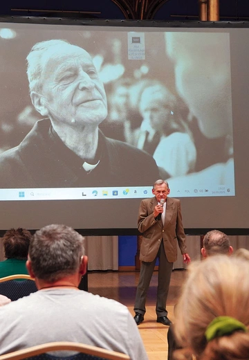 Wiesław Pietrzak zaprezentował swój wiersz „Droga”, nawiązujący do doświadczenia bezdomności.