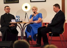 Na zdjęciu ks. Damian Okroj SDB (z lewej), Dorota Lenczewska i prowadzący spotkanie ks. dr Piotr Duda. We wprowadzeniu ks. prof. Andrzej Szafulski wyjaśniał, jak rozumieć objawienia prywatne, oraz tłumaczył, czym jest mistyka.