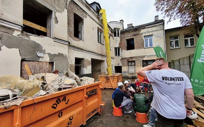Dzięki Fundacji Leny Grochowskiej oraz Habitat for Humanity Poland wkrótce będą mogli tu zamieszkać potrzebujący pomocy.
