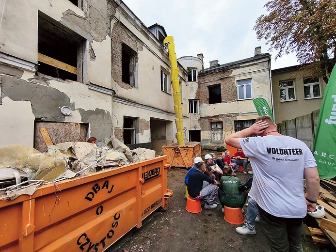 Dzięki Fundacji Leny Grochowskiej oraz Habitat for Humanity Poland wkrótce będą mogli tu zamieszkać potrzebujący pomocy.