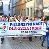 Pątnicy szli głównymi ulicami miasta.