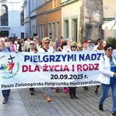 Pątnicy szli głównymi ulicami miasta.