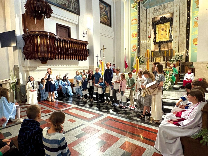  Laureaci oraz wyróżnieni w konkursach wiedzy i plastycznym, zorganizowanych z okazji jubileuszu, otrzymali 7 września pamiątkowe dyplomy i nagrody. Ich prace wraz z prezentacją dotyczącą  historii można oglądać na wystawie w kościele.