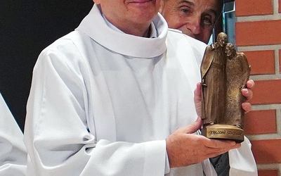Jubilat z figurą św. Wincentego a Paulo, założyciela Zgromadzenia Księży Misjonarzy. Członkowie tej rodziny zakonnej prowadzą parafię na wrocławskim Oporowie. W 2025 r. zgromadzenie obchodzi 400. rocznicę powstania. 