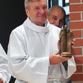 Jubilat z figurą św. Wincentego a Paulo, założyciela Zgromadzenia Księży Misjonarzy. Członkowie tej rodziny zakonnej prowadzą parafię na wrocławskim Oporowie. W 2025 r. zgromadzenie obchodzi 400. rocznicę powstania. 