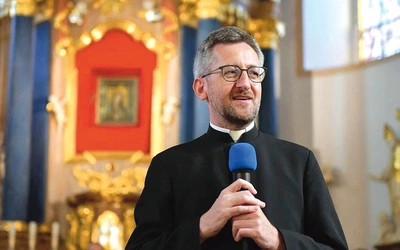 – Pomocą w odkryciu tego, jak cenna jest modlitwa różańcowa, było dla mnie świadectwo moich bliskich, przede wszystkim moich rodziców. W ostatnich latach poznałem jeszcze jedną osobę, która otworzyła mi oczy na wartość modlitwy różańcowej – bł. Paulinę Jaricot. Jej pisma, listy do członków Żywego Różańca doprowadziły mnie do pogłębienia tej modlitwy. Pisała chociażby: „Otoczmy nasze umysły i serca różańcem jak puklerzem nie do przebicia; niech nas zjednoczy ściślej niż kiedykolwiek miłością Jezusa Chrystus…