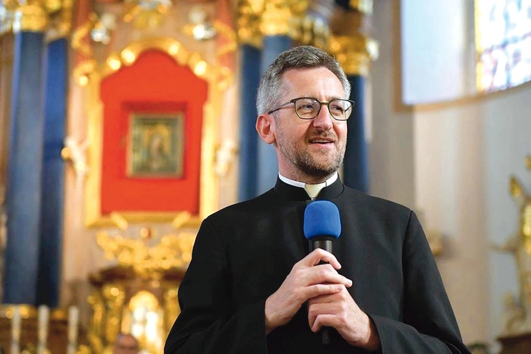 – Pomocą w odkryciu tego, jak cenna jest modlitwa różańcowa, było dla mnie świadectwo moich bliskich, przede wszystkim moich rodziców. W ostatnich latach poznałem jeszcze jedną osobę, która otworzyła mi oczy na wartość modlitwy różańcowej – bł. Paulinę Jaricot. Jej pisma, listy do członków Żywego Różańca doprowadziły mnie do pogłębienia tej modlitwy. Pisała chociażby: „Otoczmy nasze umysły i serca różańcem jak puklerzem nie do przebicia; niech nas zjednoczy ściślej niż kiedykolwiek miłością Jezusa Chrystus…