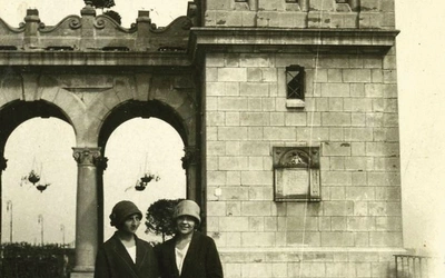   Prezentowane zdjęcia pozwalają uzmysłowić sobie wysiłek włożony w podniesienie stolicy z niebytu. Zburzony w 1944 r. most Poniatowskiego oddano do użytku 22 lipca 1946 r., dzięki czemu przywrócono tramwajowe połączenie przez Wisłę.