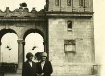   Prezentowane zdjęcia pozwalają uzmysłowić sobie wysiłek włożony w podniesienie stolicy z niebytu. Zburzony w 1944 r. most Poniatowskiego oddano do użytku 22 lipca 1946 r., dzięki czemu przywrócono tramwajowe połączenie przez Wisłę.