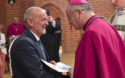 Leszek Weichert kierował Szkołą Podstawową Katolickiego Stowarzyszenia Wychowawców od 1 września 1991 aż do sierpnia 2025 roku. To 34 lata starań i służby, by wpisać się działaniem placówki w przestrzeń miasta i diecezji. Na zdjęciu: bp Tadeusz Lityński wręcza odznaczenie „Zasłużony dla Diecezji Zielonogórsko- -Gorzowskiej”.